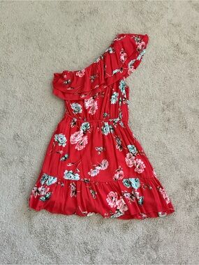 Love, Fire Junior Red Floral One Shoulder Mini Dress